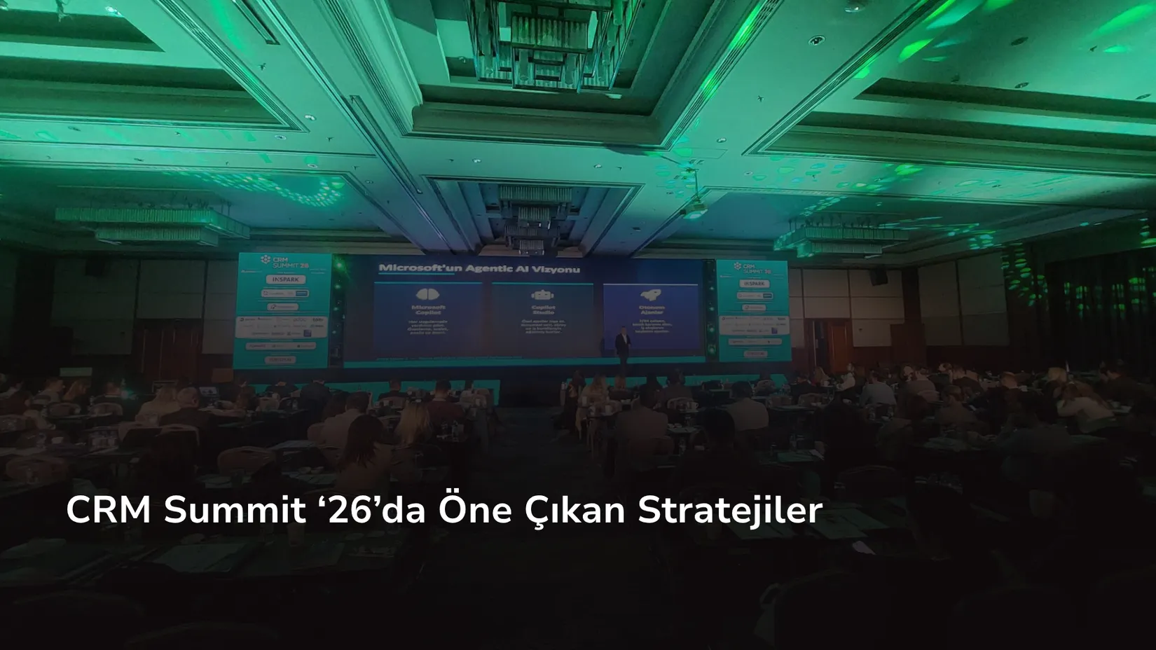 Yeşil ışıklı bir salonda CRM Summit '26 sahnesinde Microsoft'un Agentic AI vizyonu anlatılıyor.