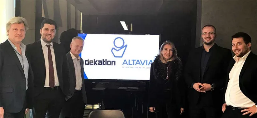 Ekranda Dekatlon ve Altavia logolarının göründüğü toplantı odasında poz veren altı kişilik bir grup.