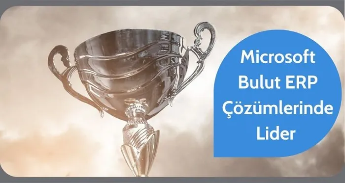 Bulutlu bir gökyüzü önünde duran gümüş renkli bir kupa.