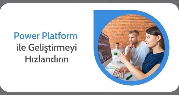 Tuğla duvarlı bir ofiste iki kişi, kod dolu bilgisayar ekranlarının başında çalışıyor