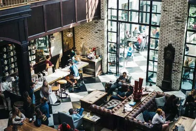 Kalabalık bir kafe ve restoran iç mekânının kuşbakışı görünümü