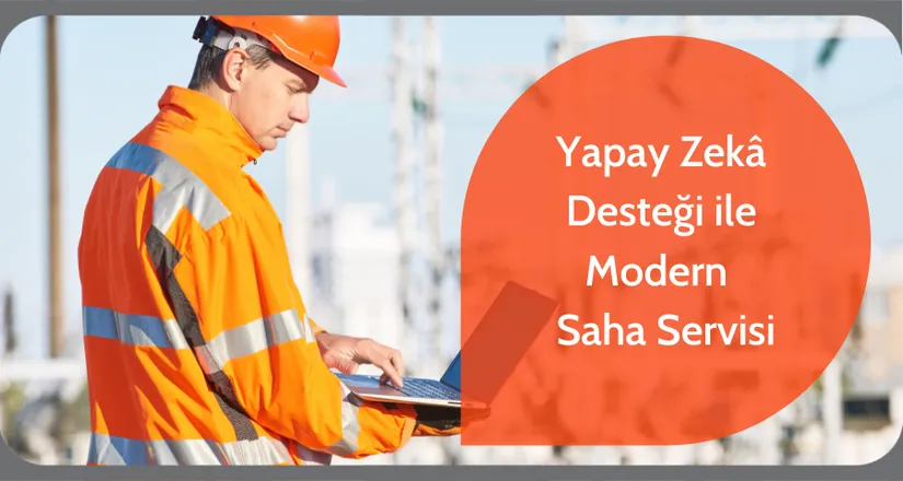 Turuncu iş kıyafetli saha teknisyeni, elektrik direkleri önünde dizüstü bilgisayarla çalışıyor