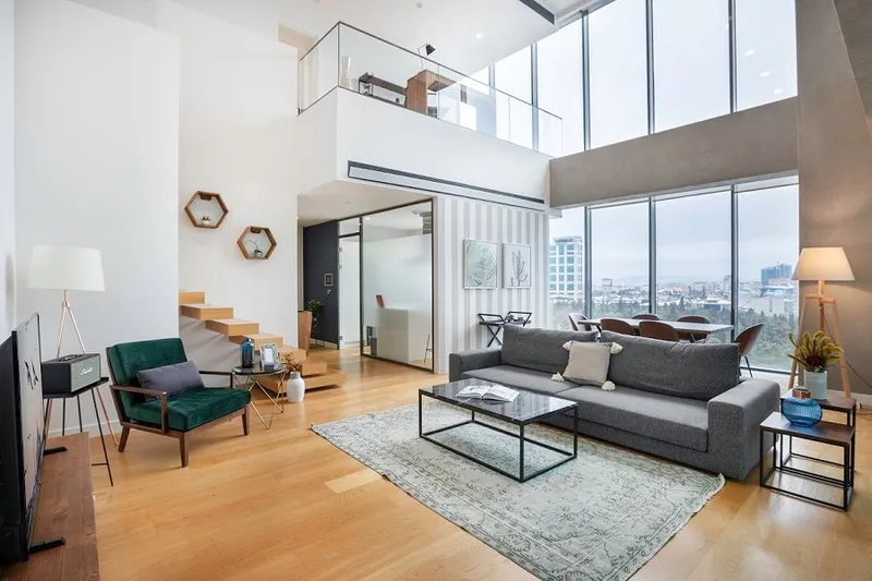 Şehir manzaralı, galeri katlı modern bir daire oturma odası