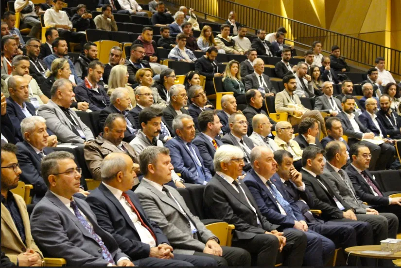 BTKS kongresi salonunda sıralar hâlinde oturan çok sayıda katılımcı