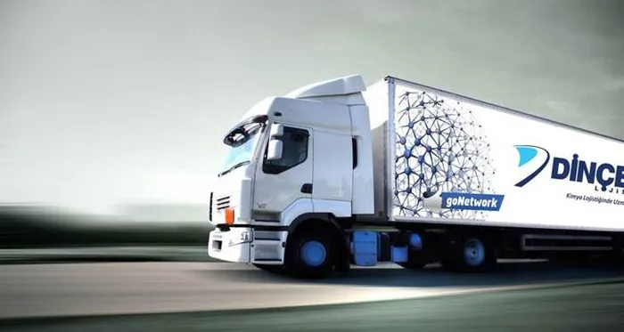 'Dinçer' ve 'goNetwork' yazılı beyaz bir kamyon yolda hareket halinde