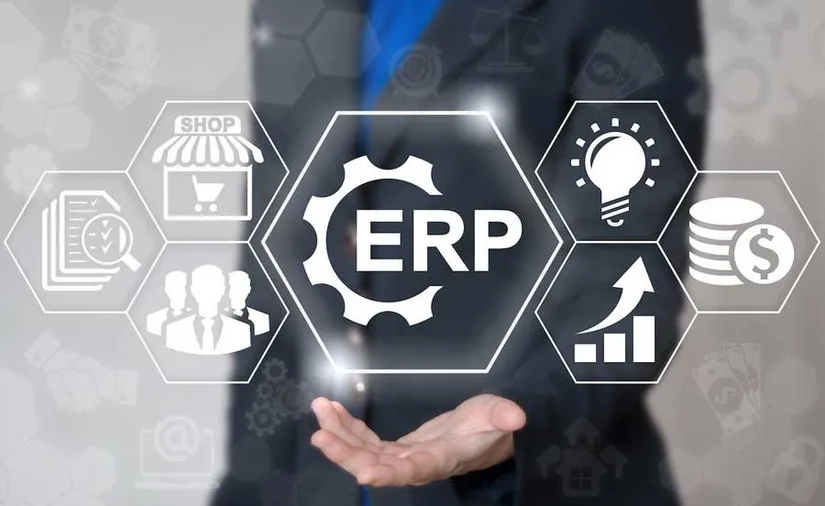 ERP yazısı çevresinde mağaza, insan, belge, ampul ve grafik ikonlu altıgenler; arkada takım elbiseli bir adam