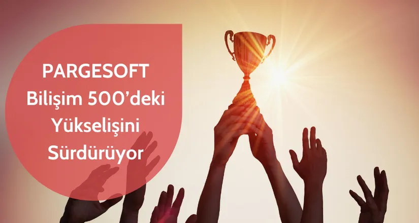 Güneş ışığına doğru uzanan çok sayıda elin yükseğe kaldırdığı bir kupa