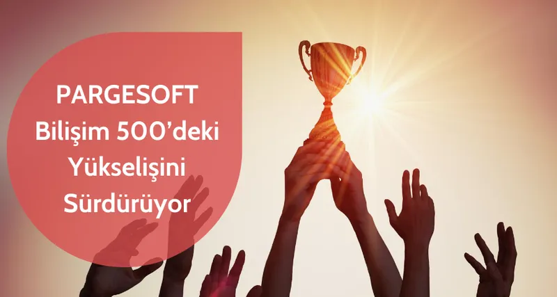 Güneş ışığına doğru uzanan çok sayıda elin yükseğe kaldırdığı bir kupa