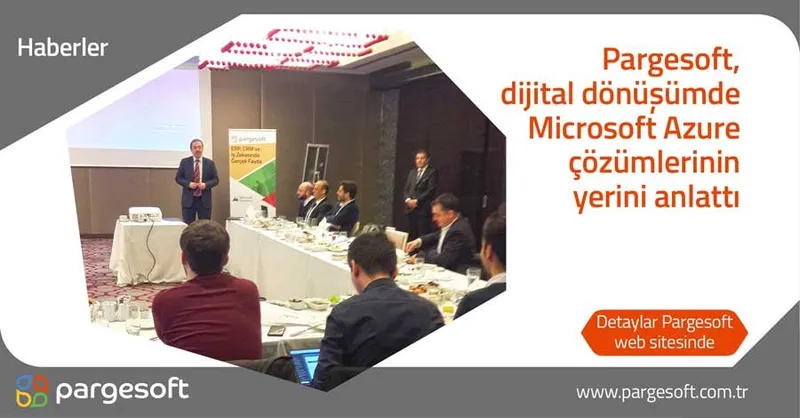 Toplantı salonunda Pargesoft standı önünde konuşma yapan bir kişi ve masada oturan katılımcılar