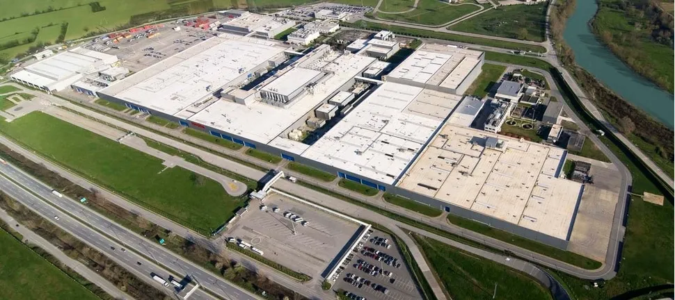 Toyota'nın geniş fabrika kompleksinin kuş bakışı görünümü, yanında nehir ve otoyol