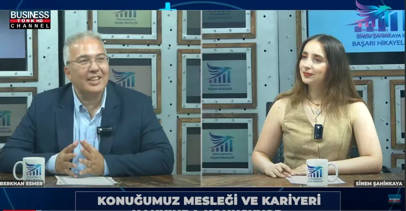 Business Türk HD Channel'da Berkhan Esmer'in röportaj görüntüsü, arkada 'Başarı Hikayeleri' programı yazısı