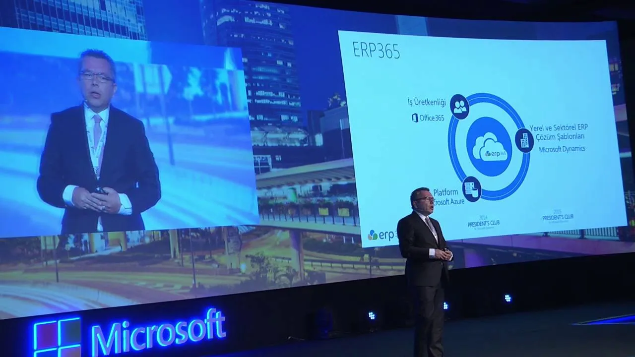 Microsoft Kurumsal Çözümleri Zirvesi'nde ERP365 sunumu yapan konuşmacı, arka planda şehir görselleri