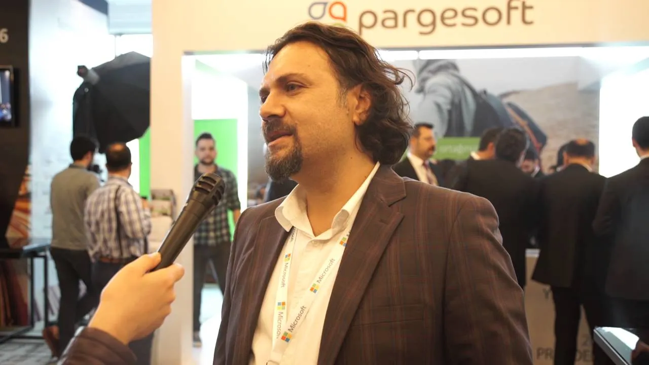 Pargesoft standında ERP ihtiyaçlarının değişimi hakkında röportaj veren yetkili