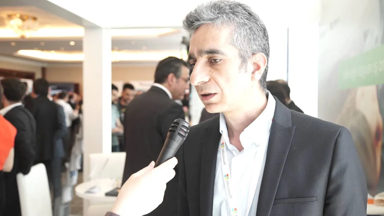Bir etkinlik koridorunda Microsoft Dynamics NAV avantajlarını anlatan yetkili