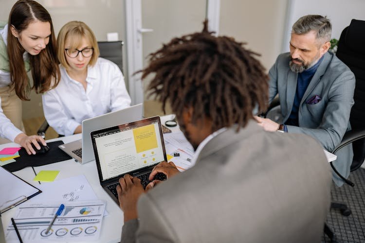 Power BI, işletmelere rekabet avantajı sağlama konusunda nasıl bir rol oynar